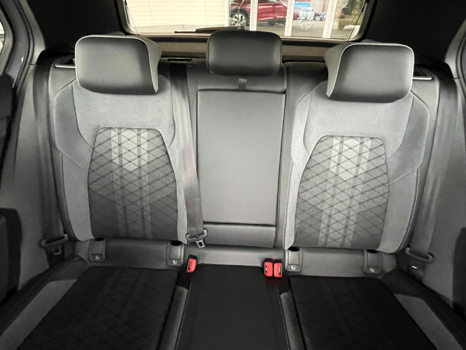 Volkswagen Golf VIII R-Line 2.0 TDI DSG - Samsaru's Car Outlet