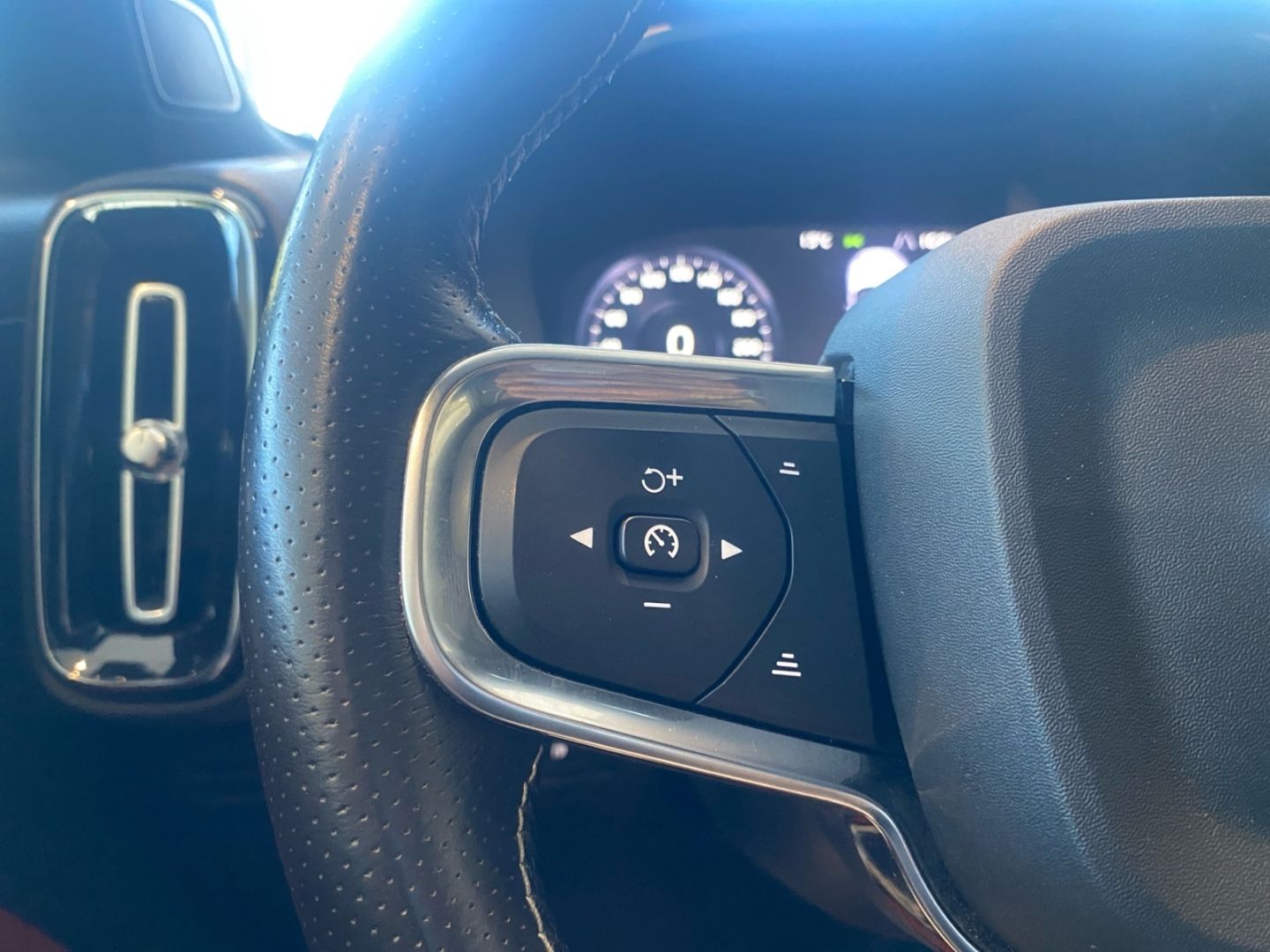 Volvo XC40 T5 Recharge DKG R-Design *AHK*360°*Pano*H/K