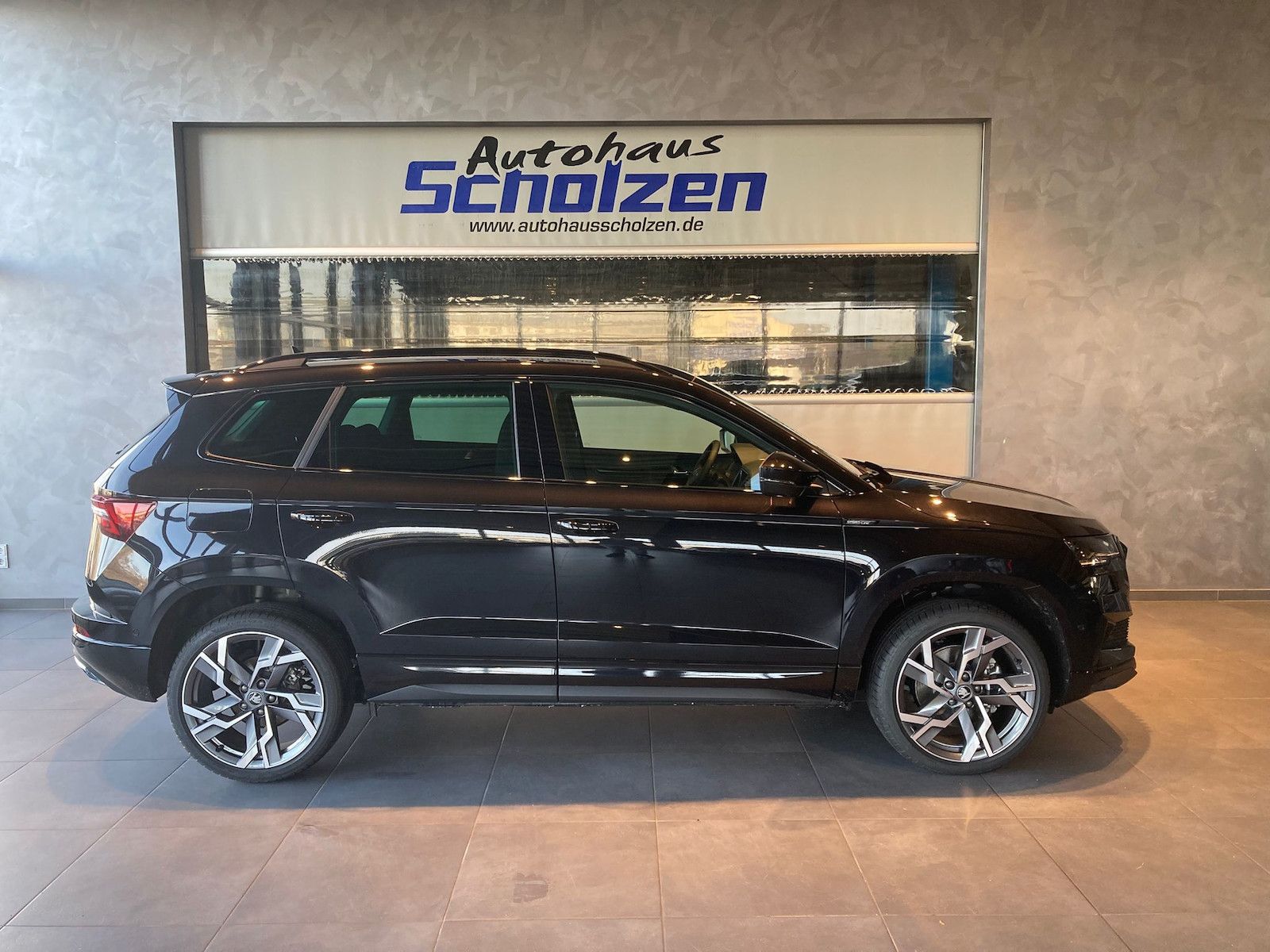 Skoda Karoq Sportline 1,5 TSI DSG*AHK*CANTON*360°*5JG