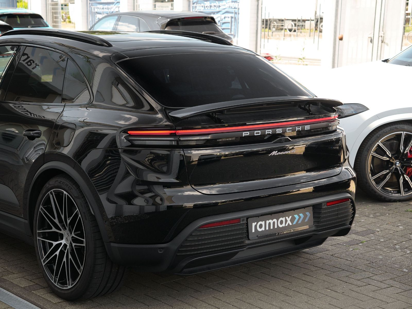 Porsche Macan 4 - Samsaru's Car Outlet