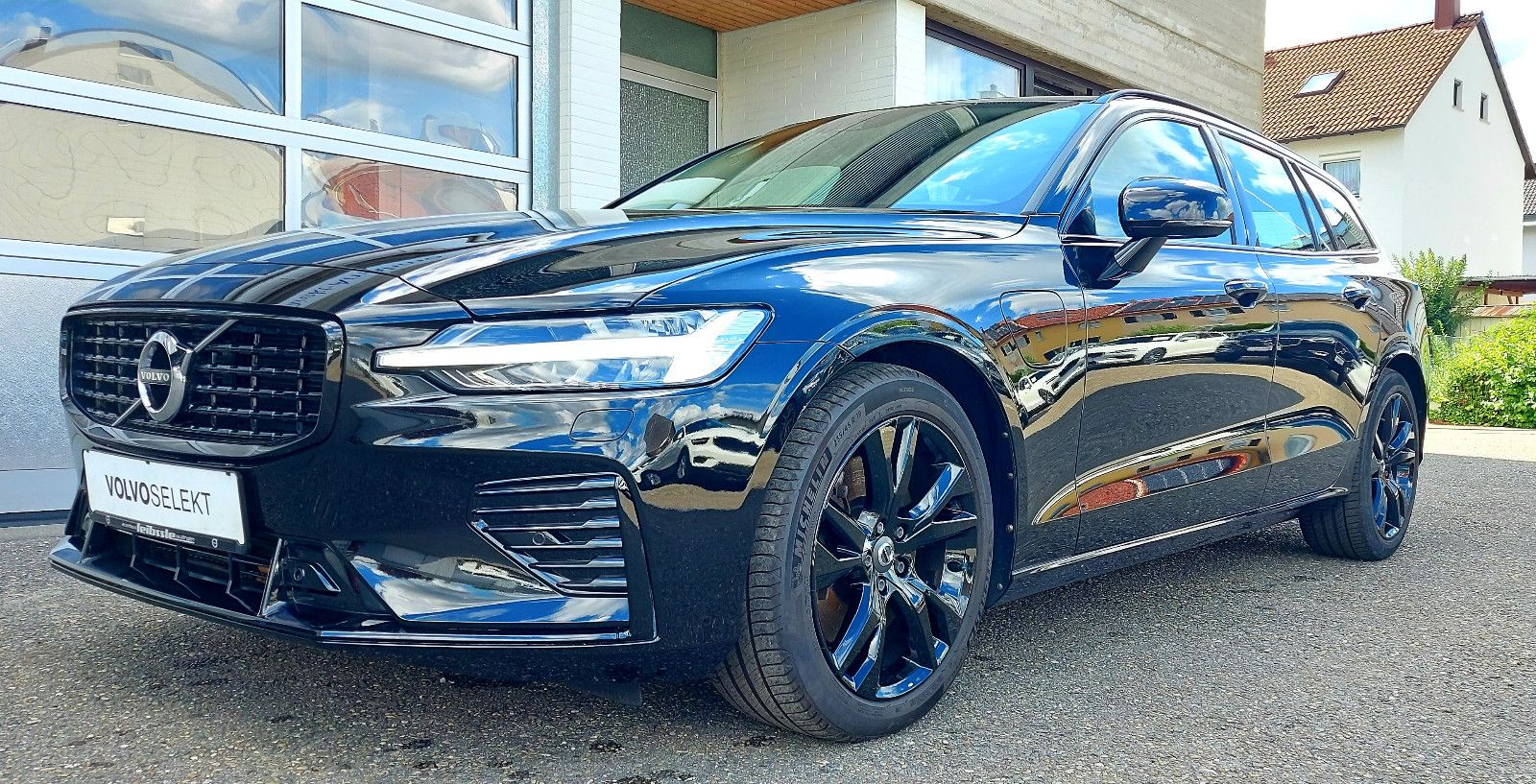 Volvo V60 T6 R-Design Expression Plug-In Hybrid AWD