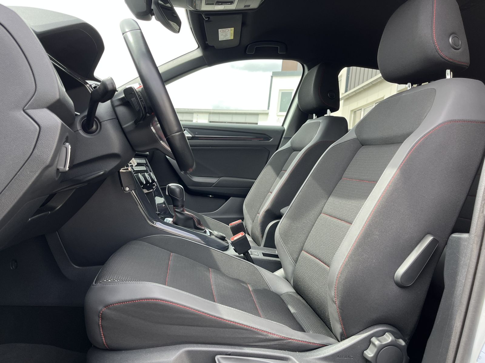 Volkswagen T-Roc 2.0 TSI DSG 4Motion Sport - Samsaru's Car Outlet