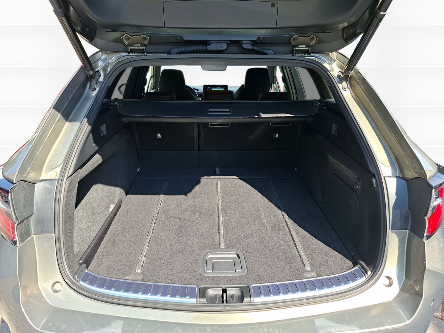 Toyota Corolla Touring Sports 2.0 Hybrid Lounge - Samsaru's Car Outlet
