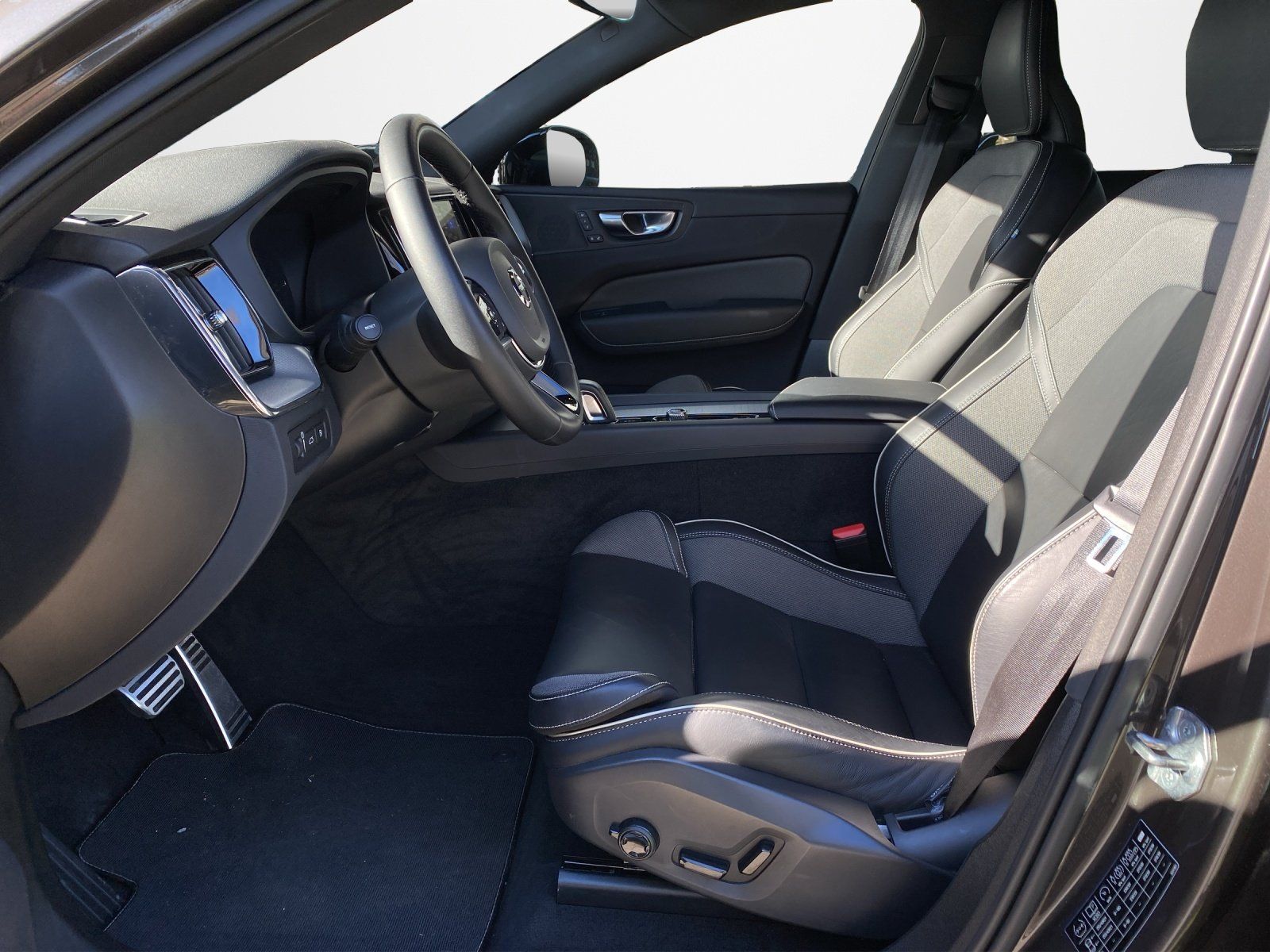 Volvo XC60 R-Design Recharge AHK,Kamera,DAB,Navi