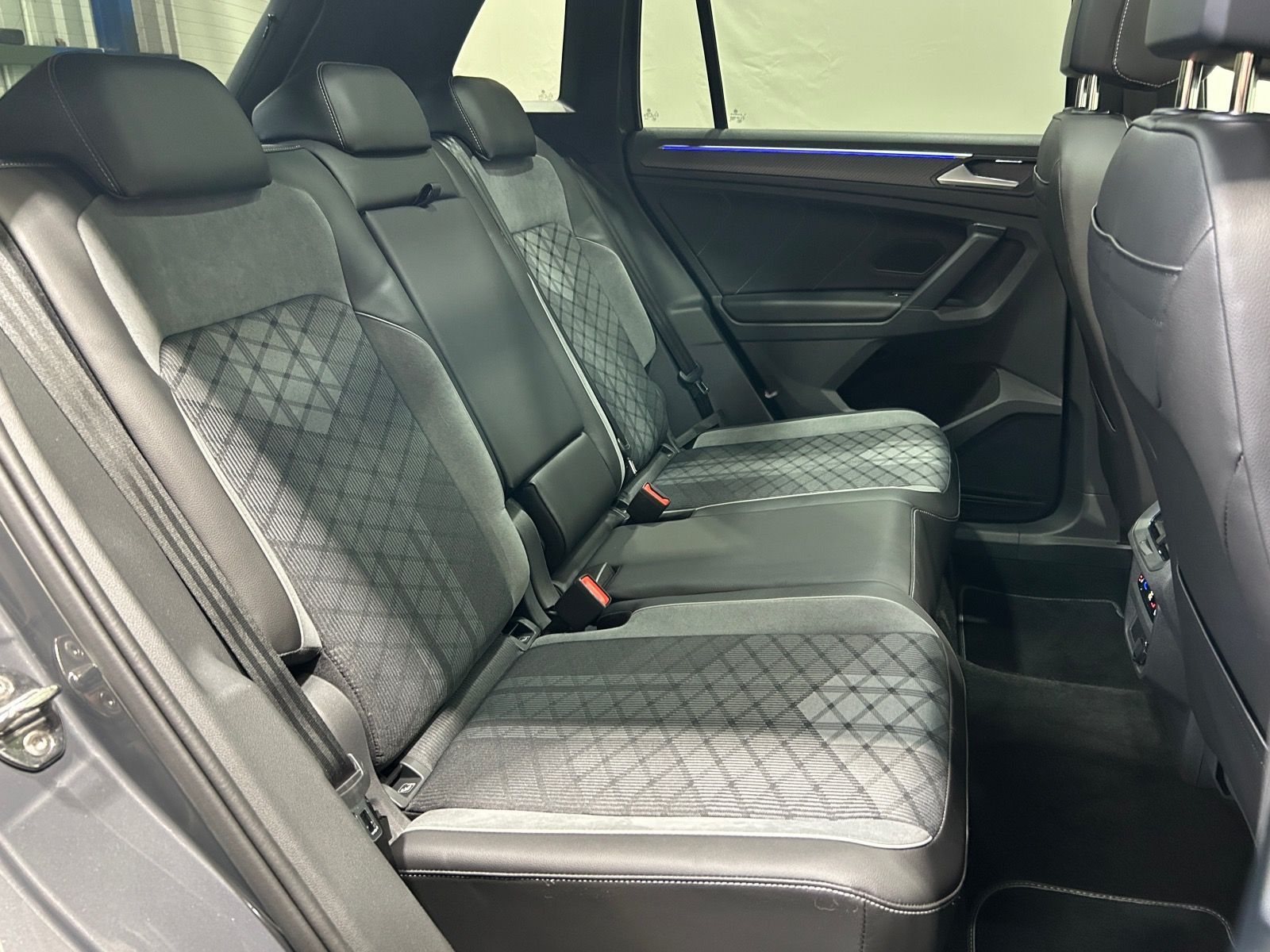 Volkswagen Tiguan R-Line 2.0 TSI DSG 4M - Samsaru's Car Outlet