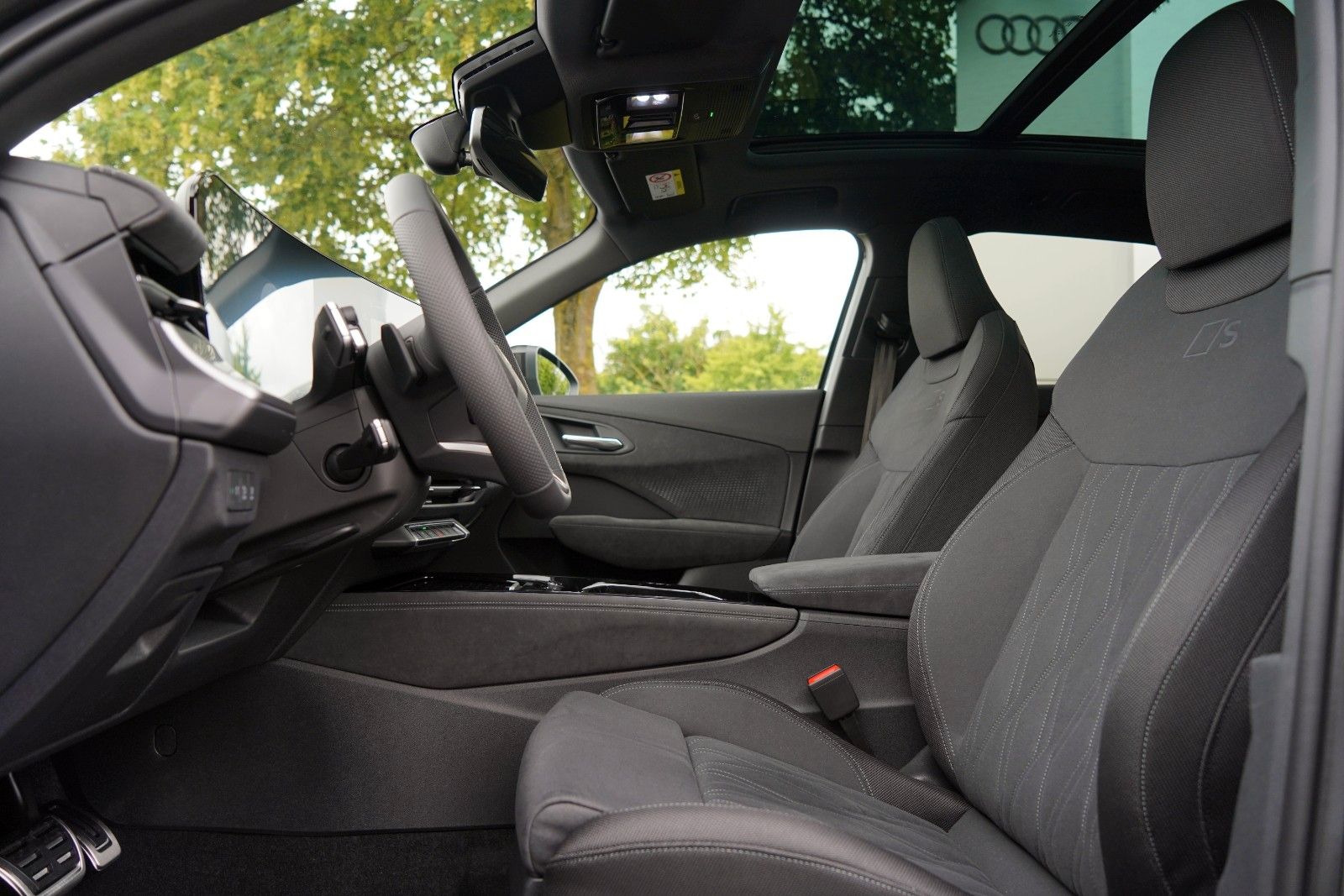 Audi Q3 SUV e-hybrid AHK S-LINE PANO TECH PRO MATRIX