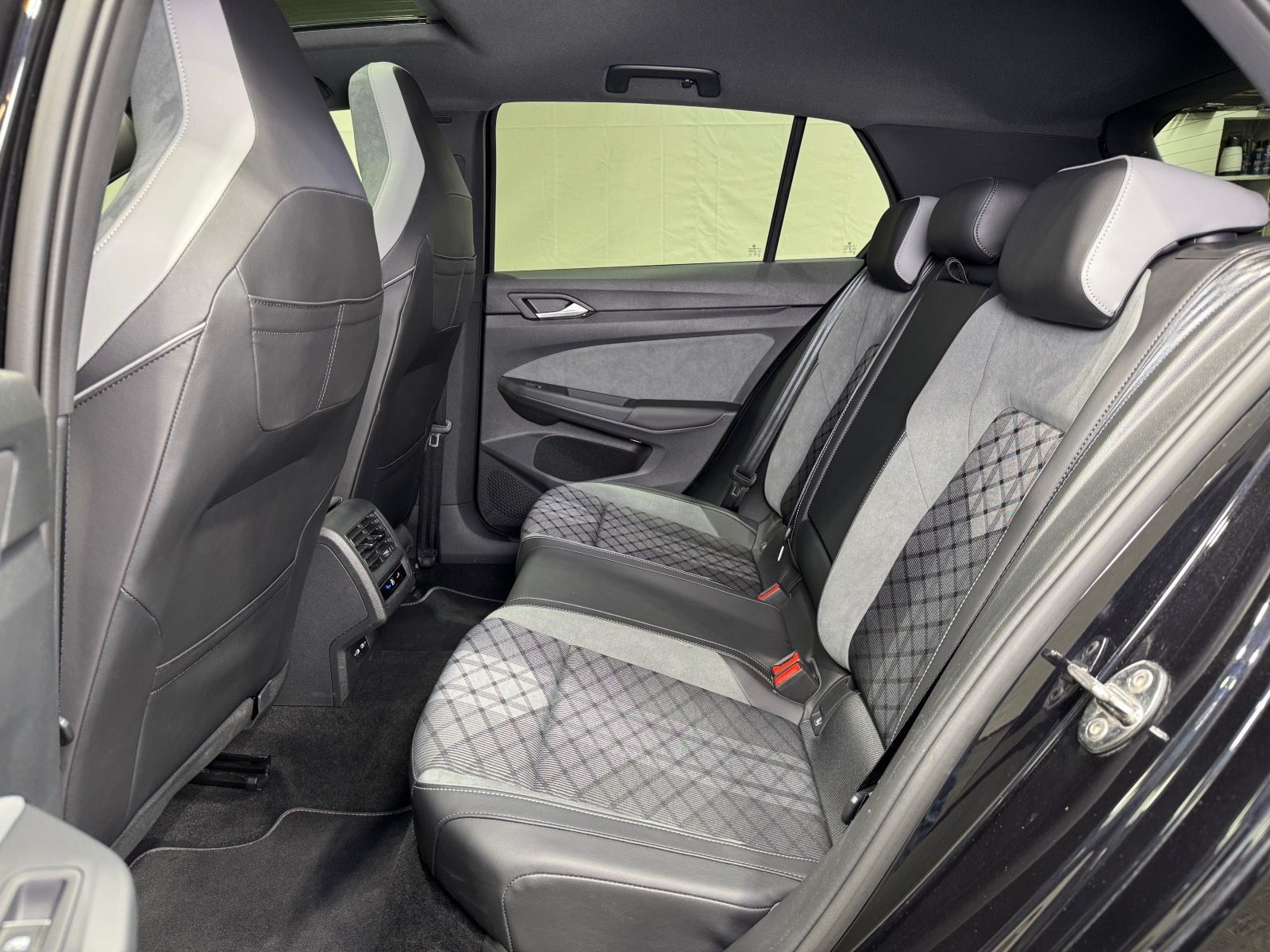 Volkswagen Golf R-Line 1.5 eTSI DSG - Samsaru's Car Outlet