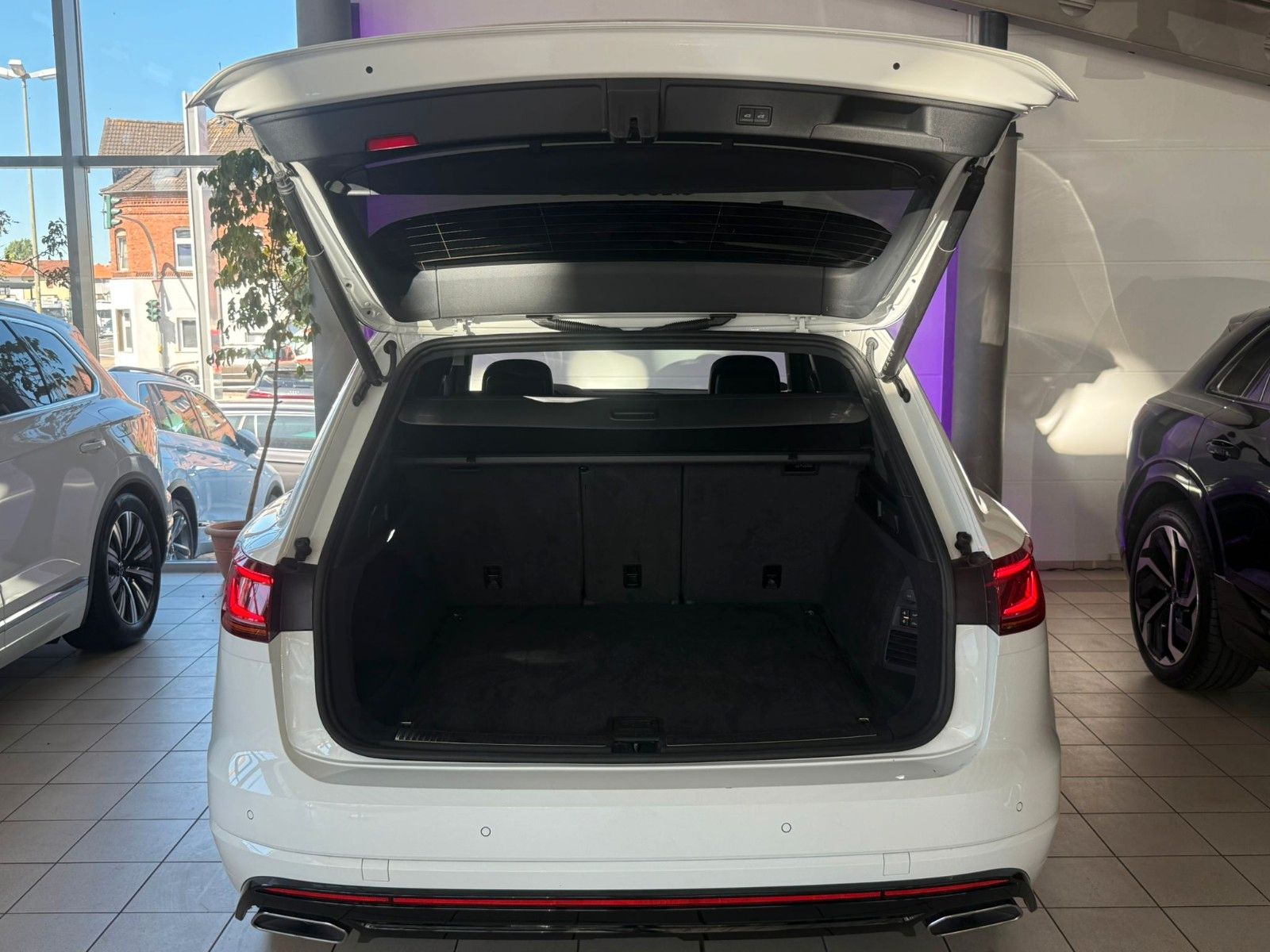 Volkswagen Touareg R-Line BLACK 3.0 TDI - Samsaru's Car Outlet