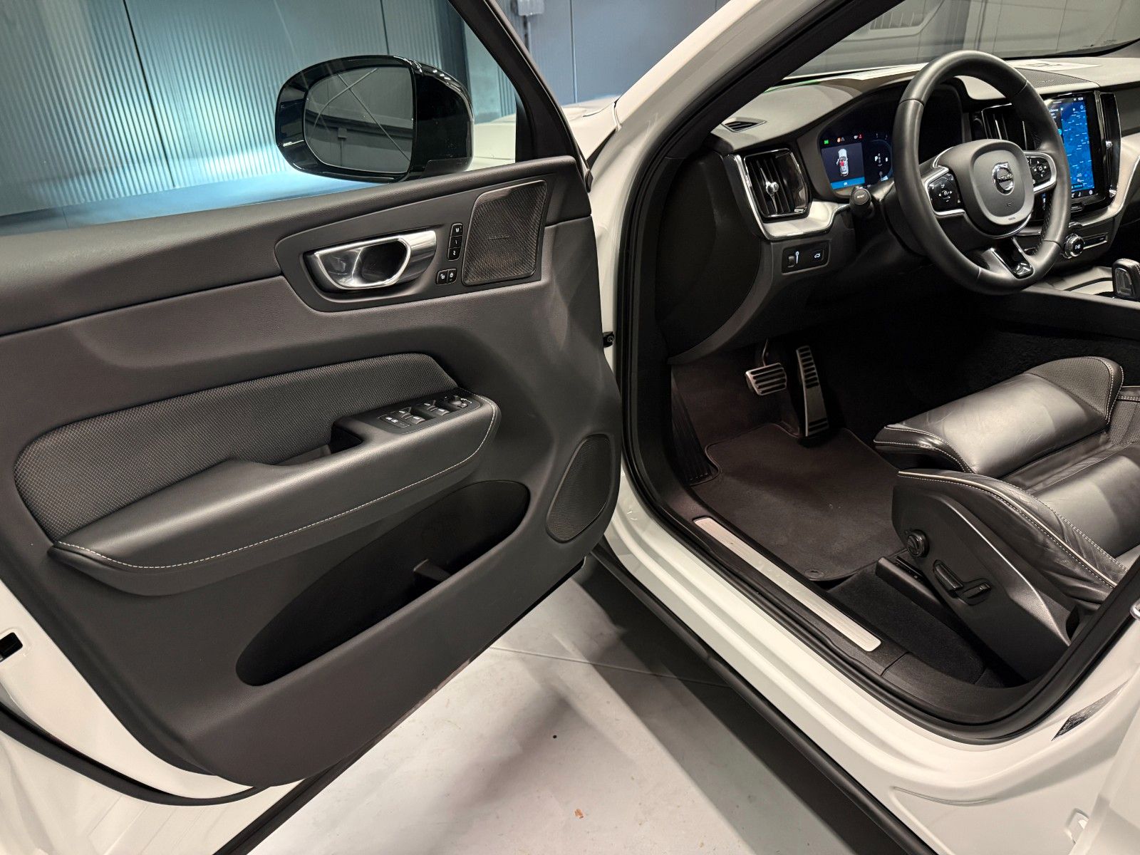 Volvo XC60 R-Design AWD *AHK*360*Standhzg*HIFI*