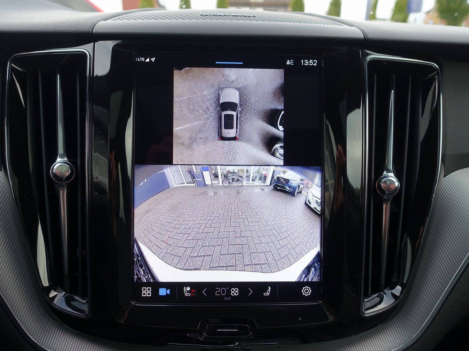 Volvo XC60 Plus B5 AWD/Four-C/AHK/HeadUp/360°Cam/Pano