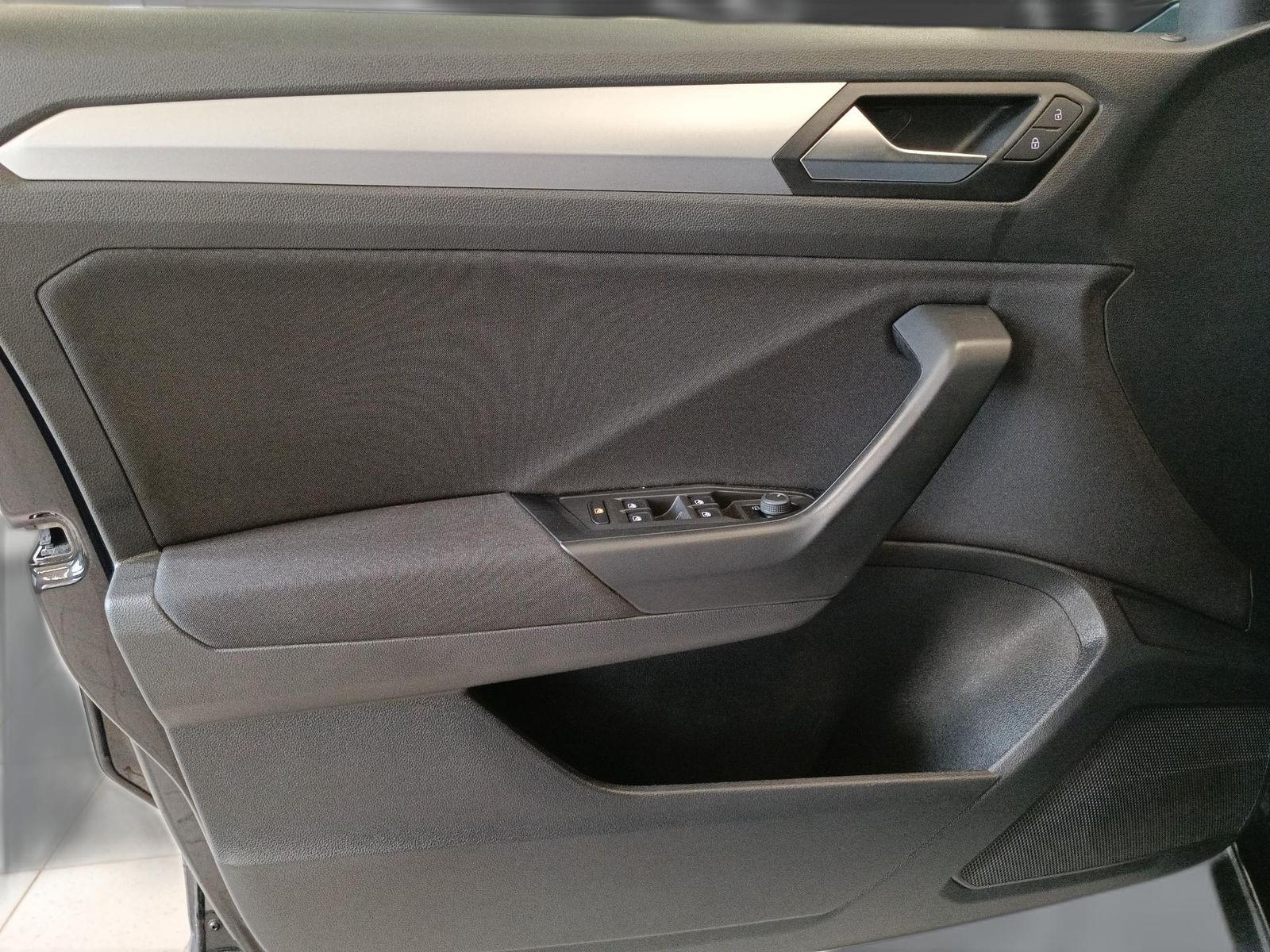 Volkswagen T-Roc 1.5 TSI LIFE DSG - Samsaru's Car Outlet