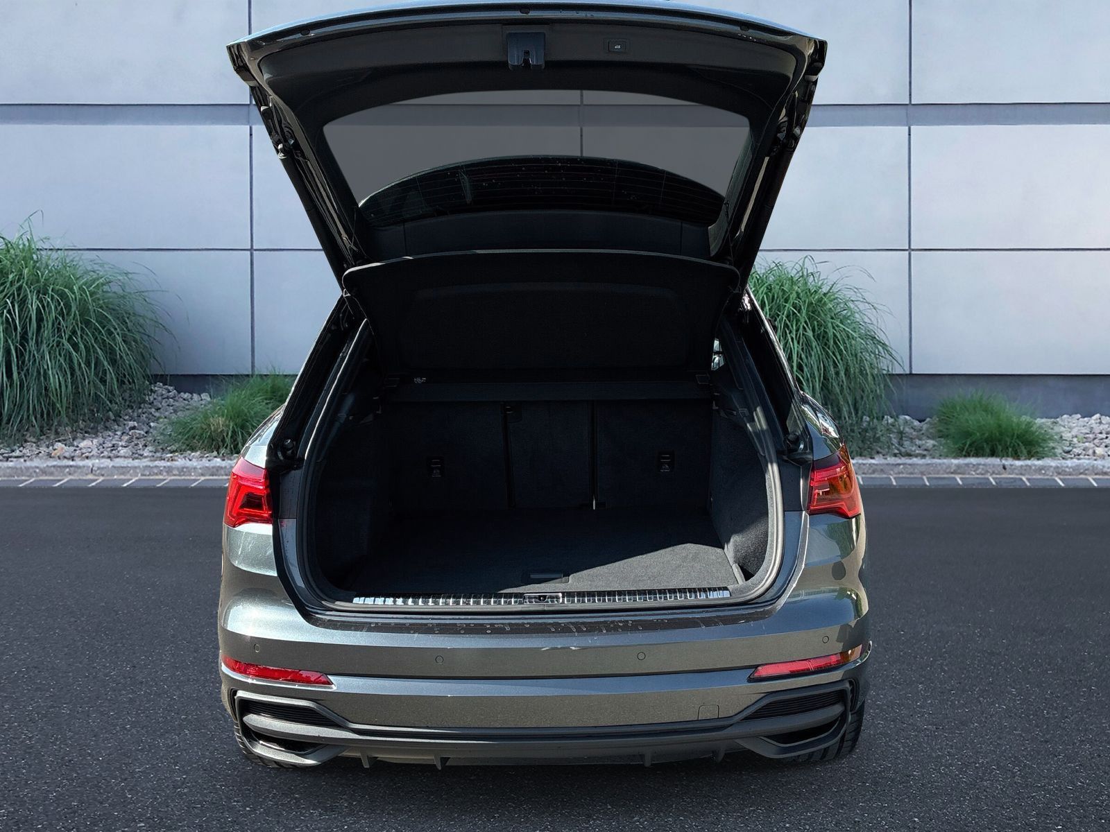 Audi Q3 40 TFSI quattro S line - Samsaru's Car Outlet