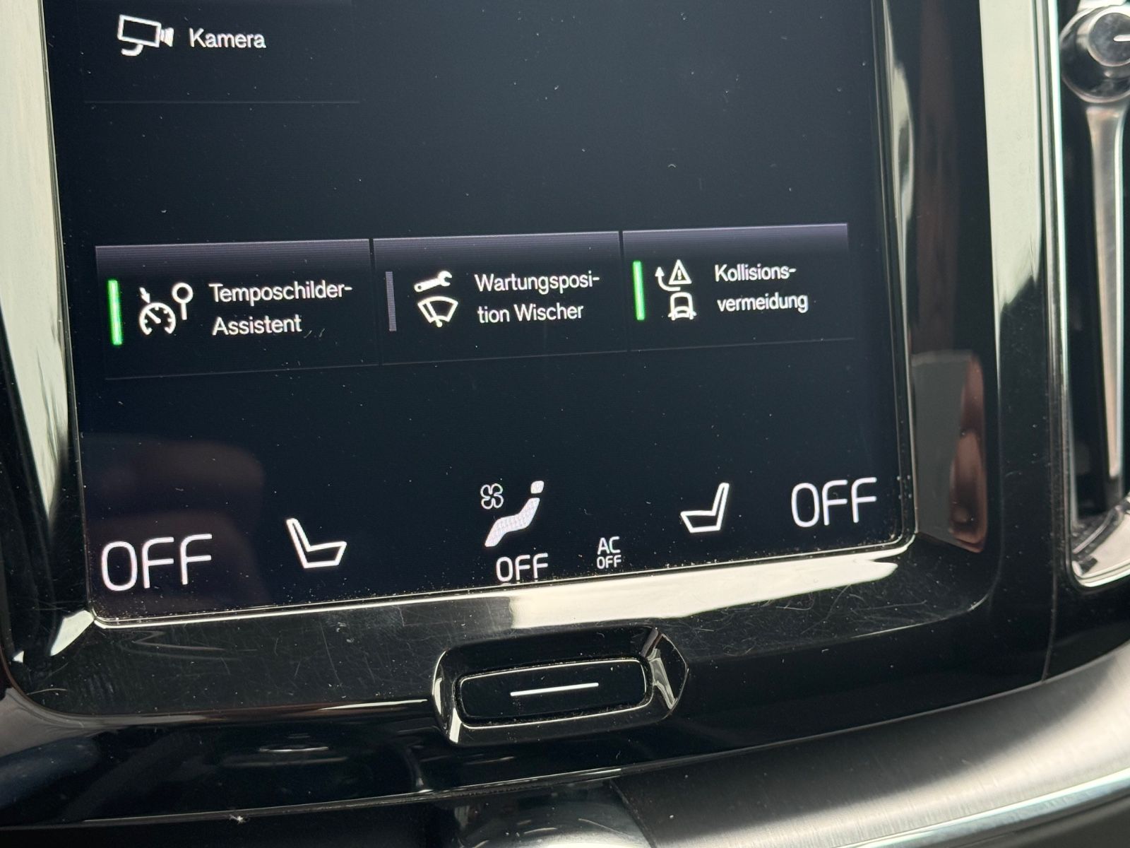 Volvo XC60 Momentum Pro AWD - Samsaru's Car Outlet