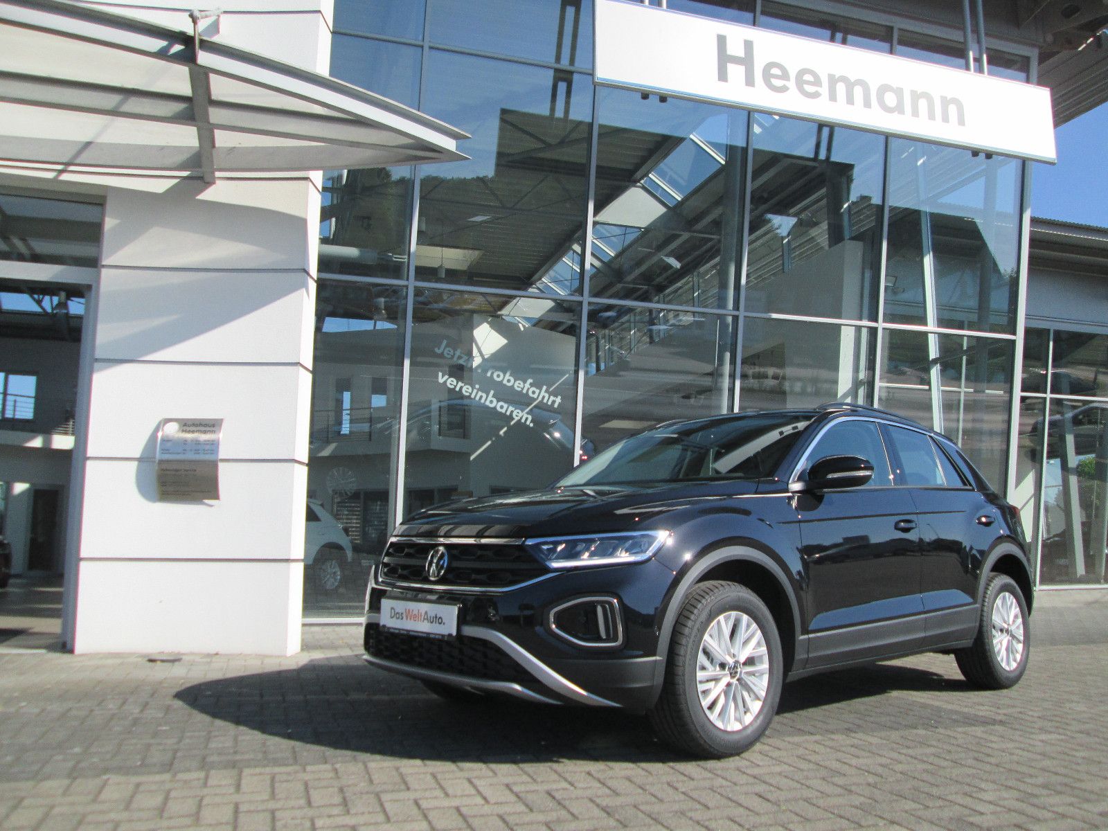 Volkswagen T-Roc Life 110PS TSI - Samsaru's Car Outlet