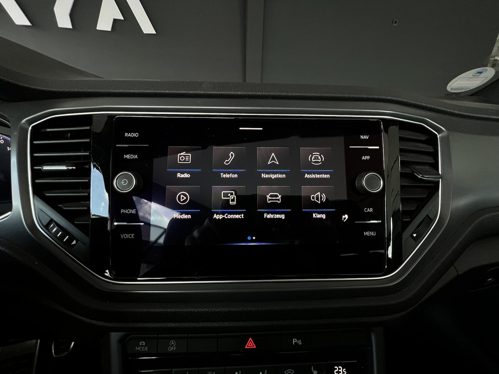 Volkswagen T-Roc 1.5 TSI R-Line - Samsaru's Car Outlet