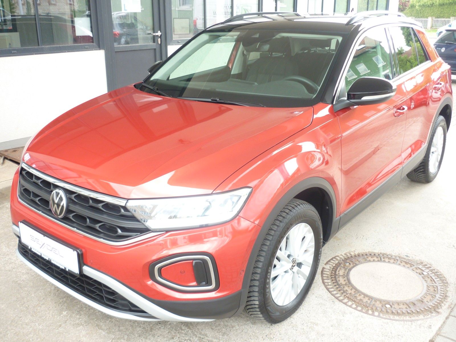 Volkswagen T-Roc 1.0 TSI Life - Samsaru's Car Outlet