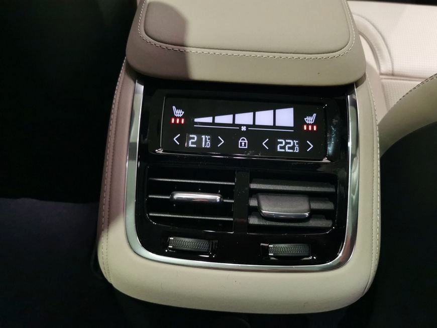 Volvo XC90 T8 AWD Plug-in Hybrid Ultra Dark