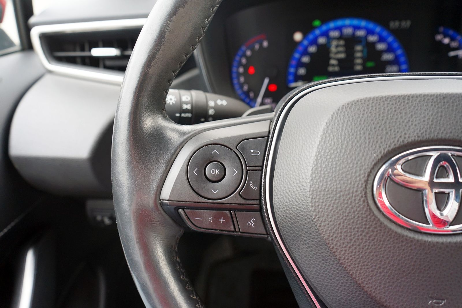 Toyota Corolla 2.0 Hybrid Business Edition - Samsaru's Car Outlet