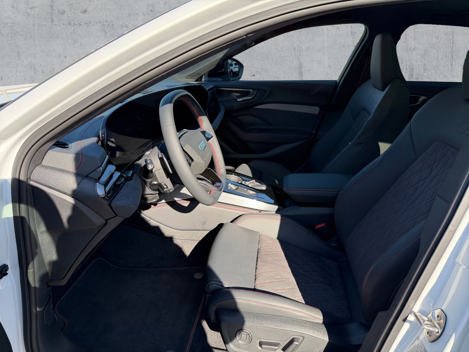 Audi A5 Avant e-hybrid 220kW S-LINE MATRIX+AHK+PANO