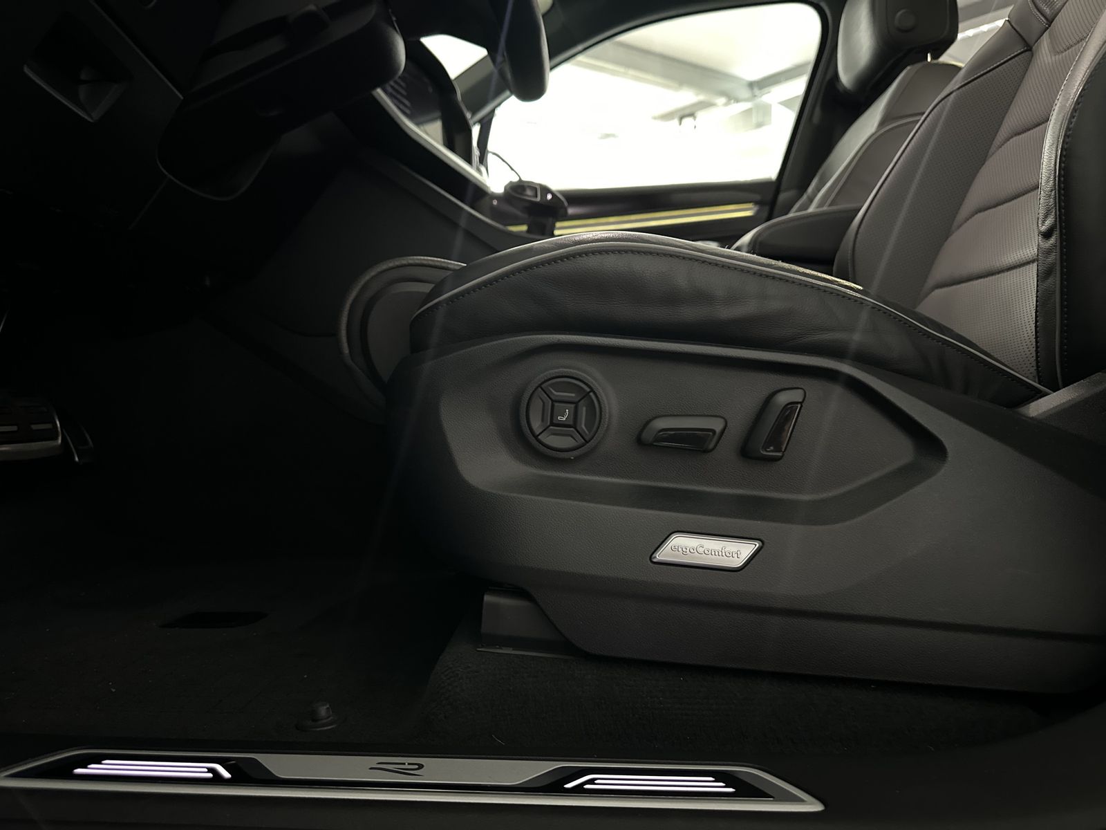 Volkswagen Touareg R-Line BLACK - Samsaru's Car Outlet
