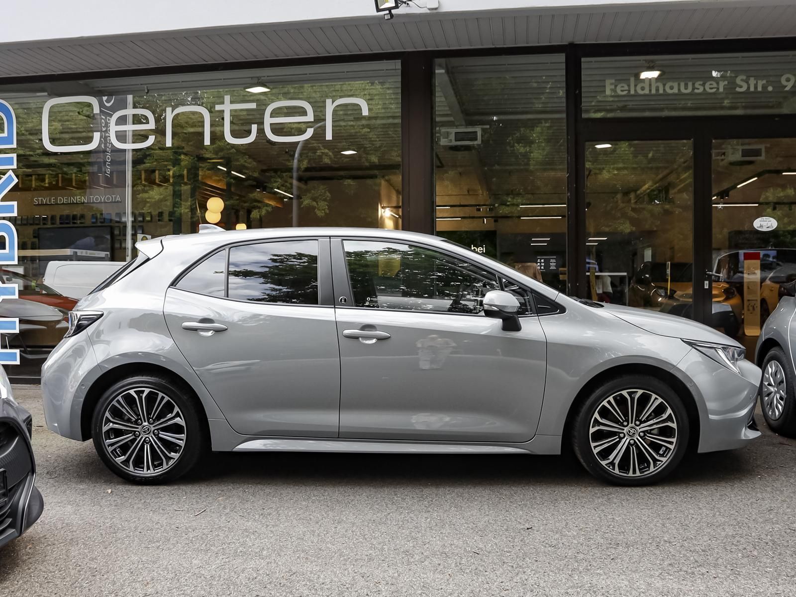 Toyota Corolla 1.8 HYBRID - Samsaru's Car Outlet