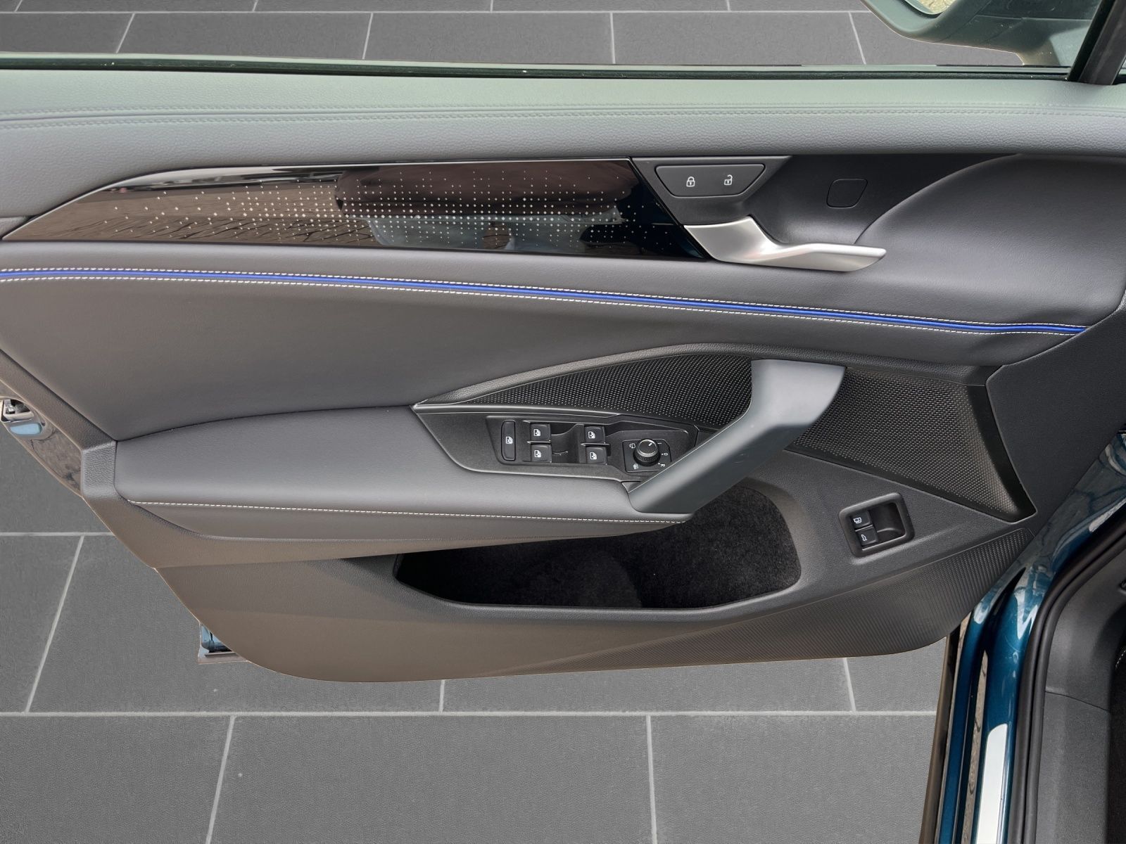 Volkswagen Tiguan R-Line 1.5 eHybrid PANO HD-MATRIX AHK 360