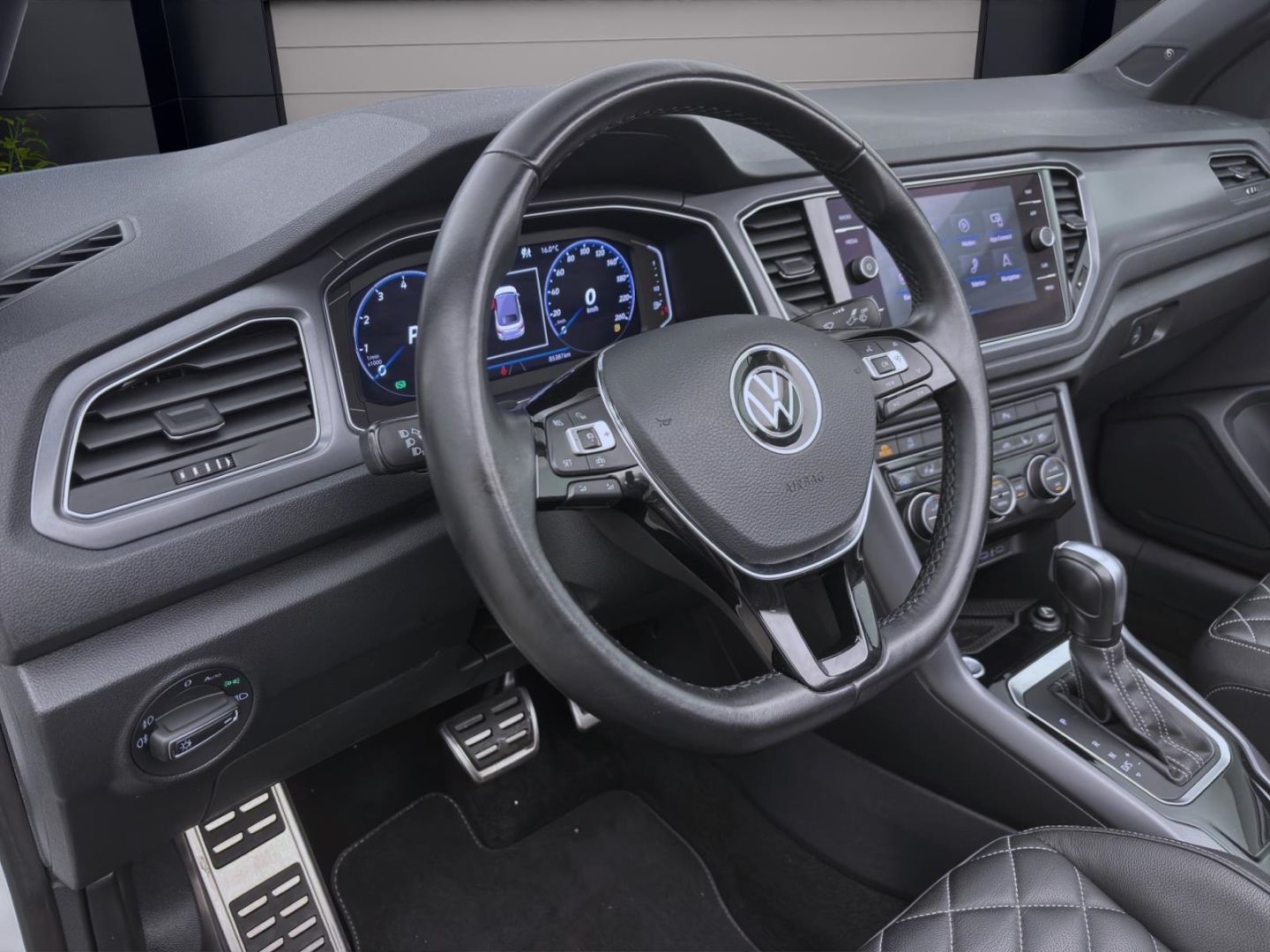 Volkswagen T-Roc 1.5 TSI DSG R-LINE - Samsaru's Car Outlet