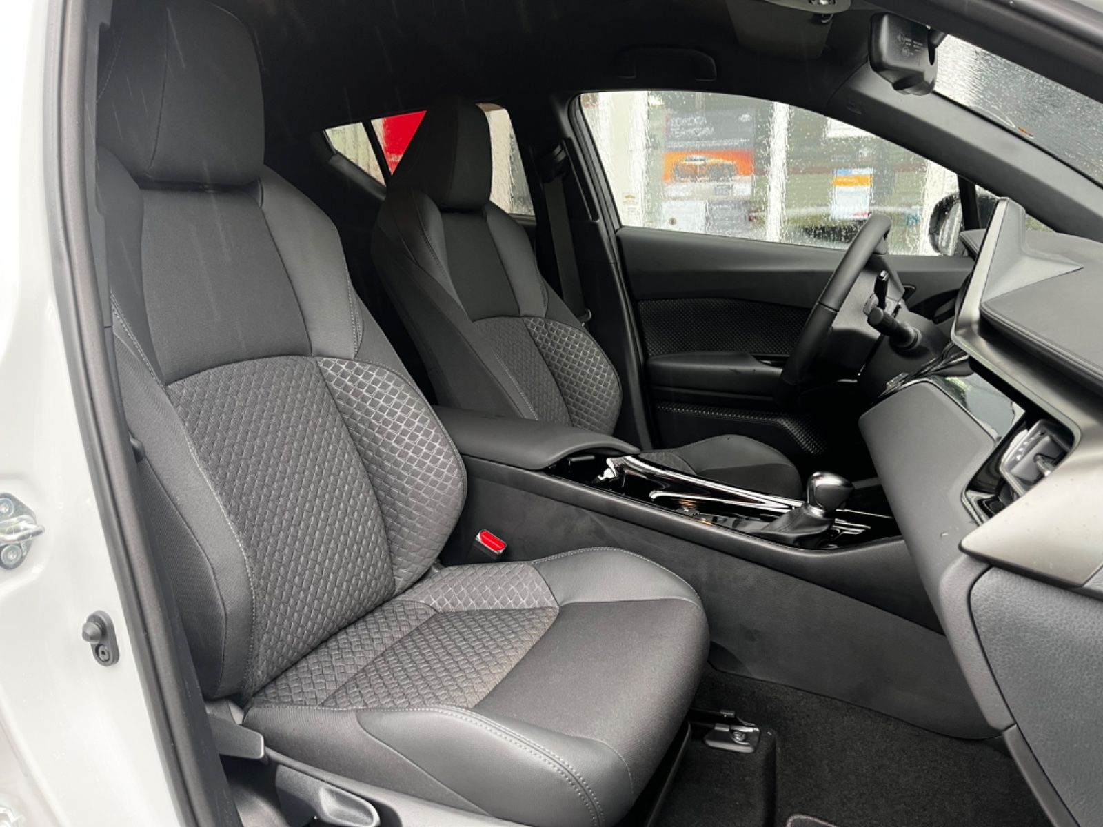 Toyota C-HR 2.0-l-Hybrid - Samsaru's Car Outlet