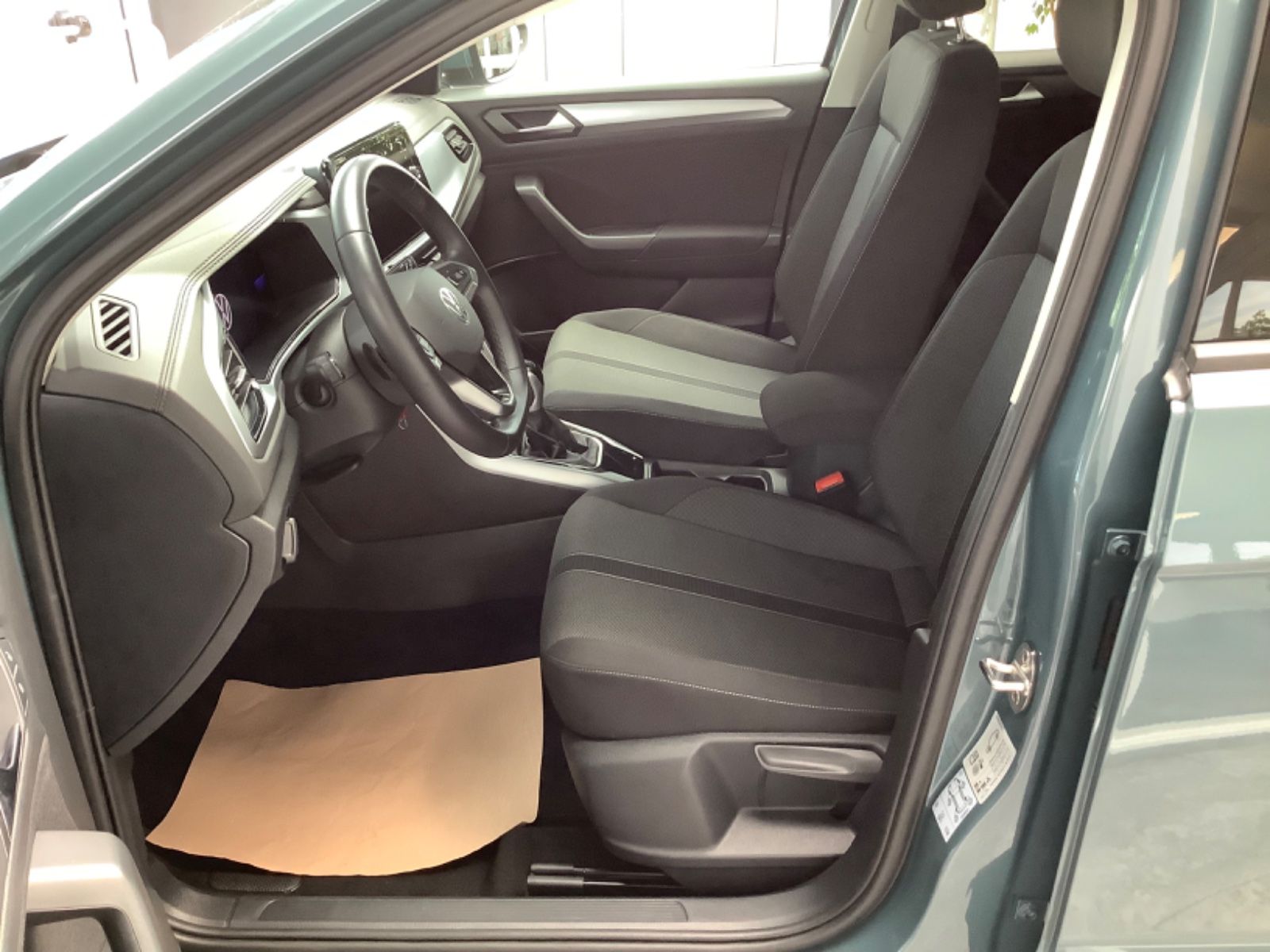 Volkswagen T-Roc Life DSG - Samsaru's Car Outlet