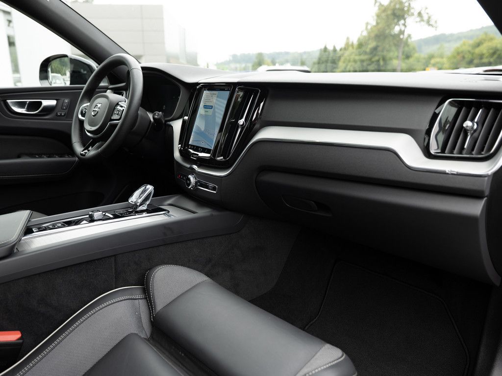 Volvo XC60 B5 AWD Plus Dark AHK KAMERA FACEL. LED PANO