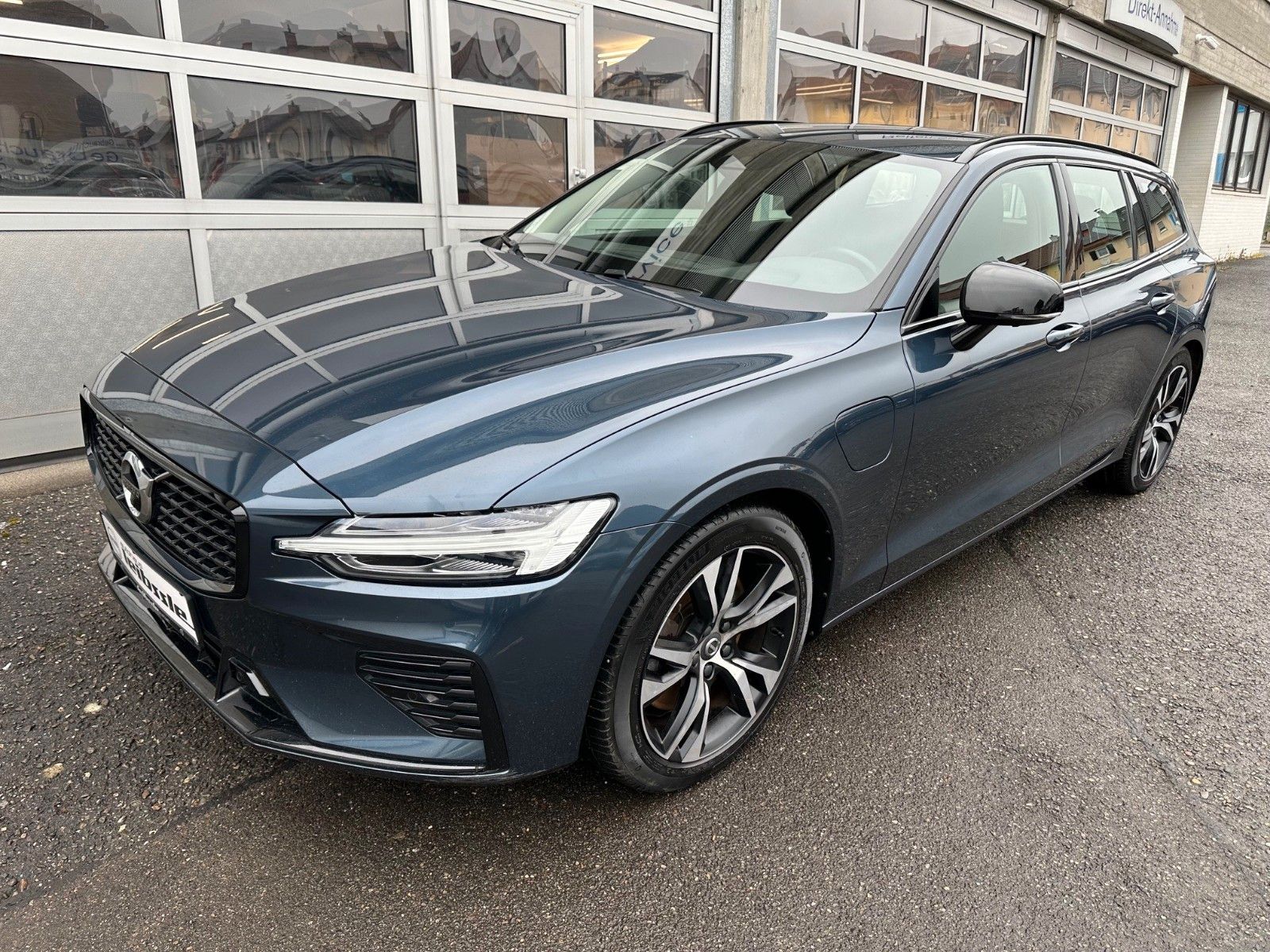 Volvo V60 T8 R-Design Expression AWD Plug-In Hybrid