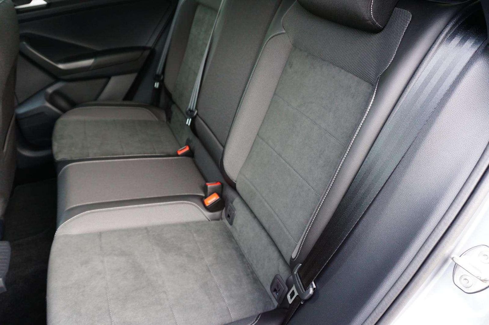 Volkswagen T-Roc R-Line 1.5 TSI 7-Gang DSG - Samsaru's Car Outlet