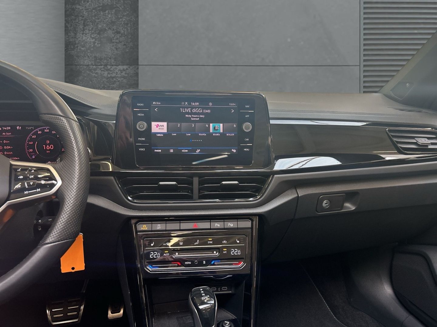 Volkswagen T-Roc 1.5 TSI R-Line Black - Samsaru's Car Outlet