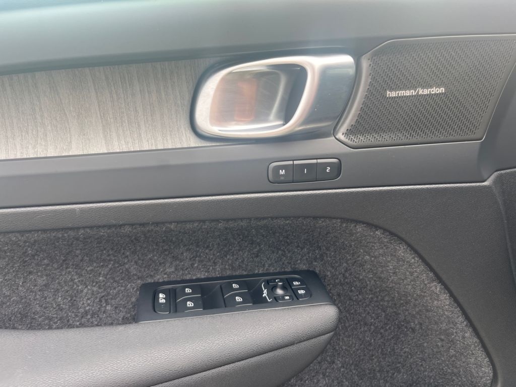 Volvo XC40 B4 UltraDark - Samsaru's Car Outlet