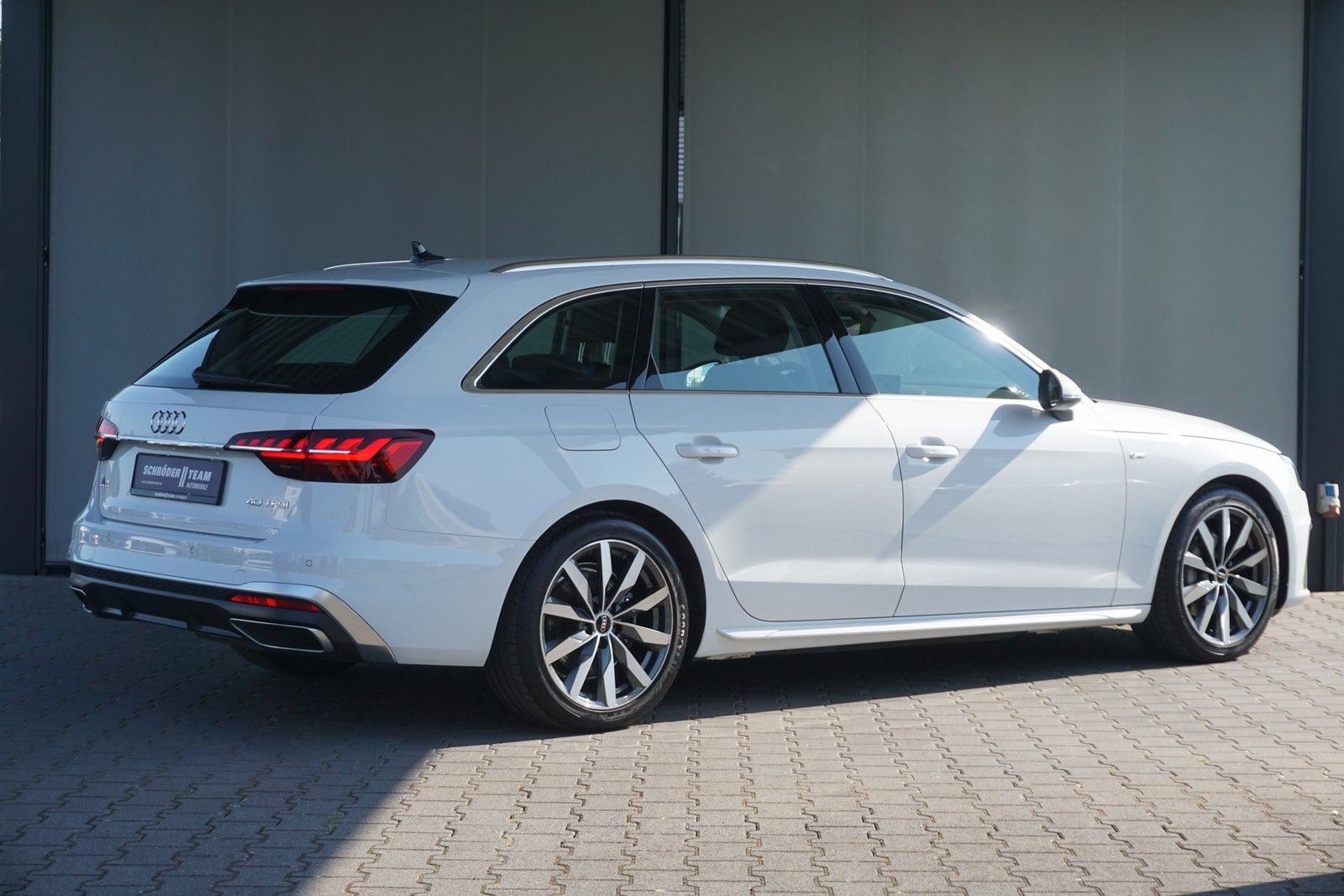 Audi A4 Avant 40 TFSI S tronic S line - Samsaru's Car Outlet