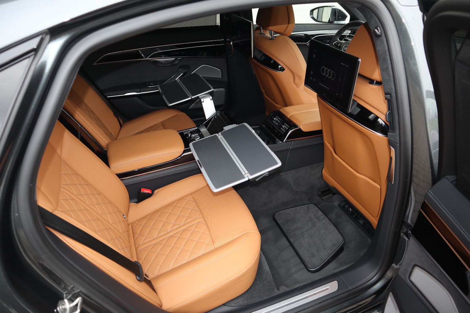 Audi A8L 60 TFSIe lang BLACK - Samsaru's Car Outlet