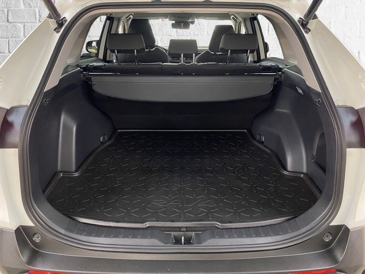 Toyota RAV 4 RAV4 Hybrid 4x4 - Samsaru's Car Outlet