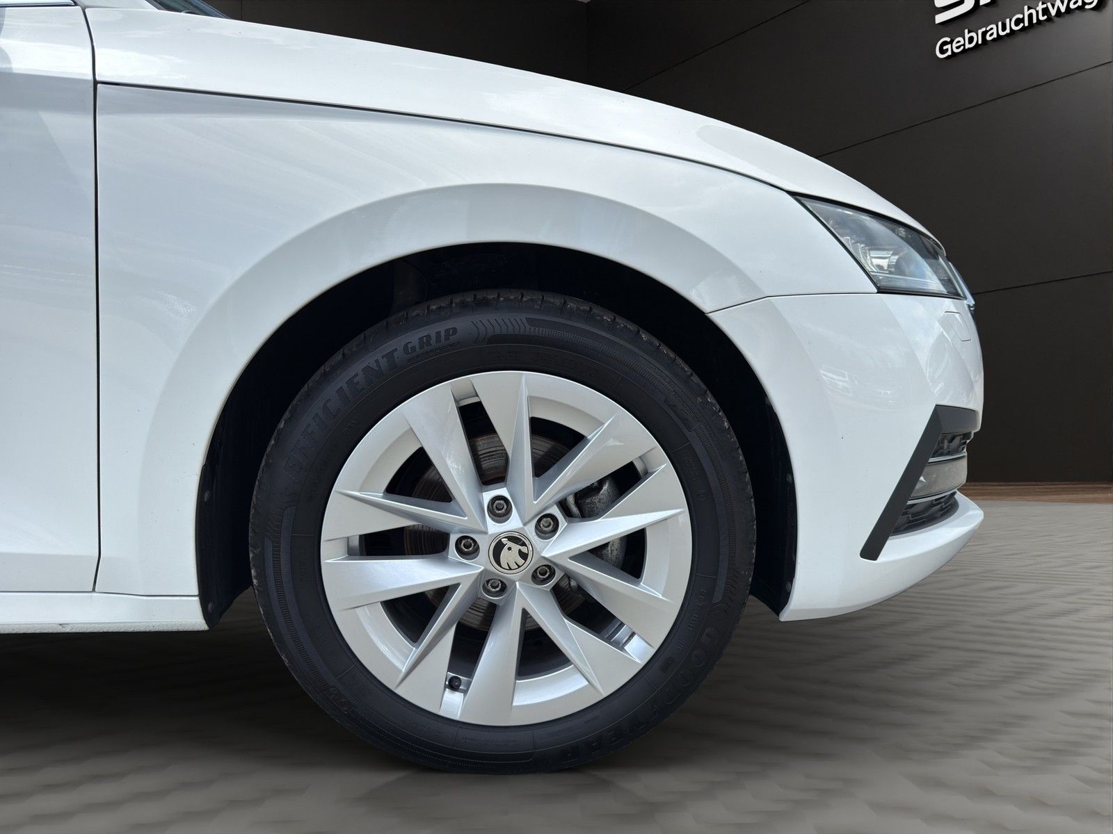 Skoda Octavia Combi 2.0 TDI Style - Samsaru's Car Outlet