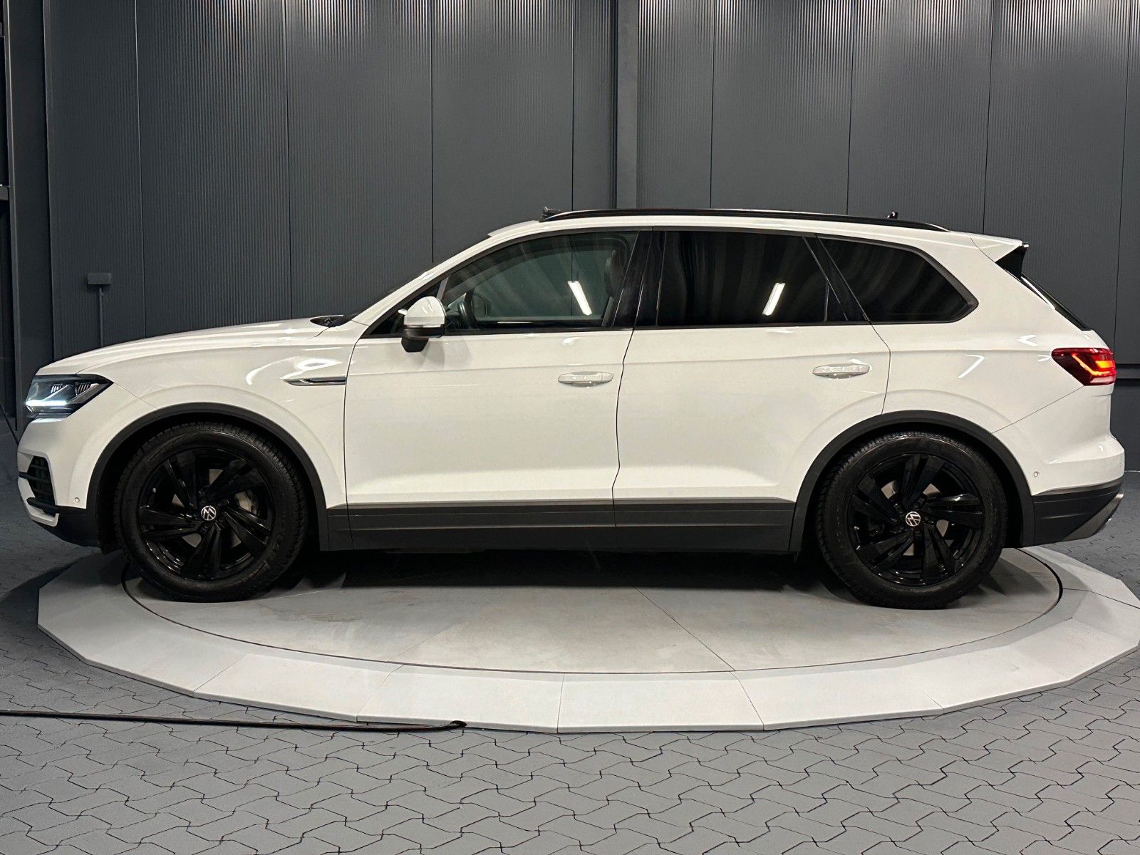 Volkswagen Touareg V6 TDI 4Motion - Samsaru's Car Outlet