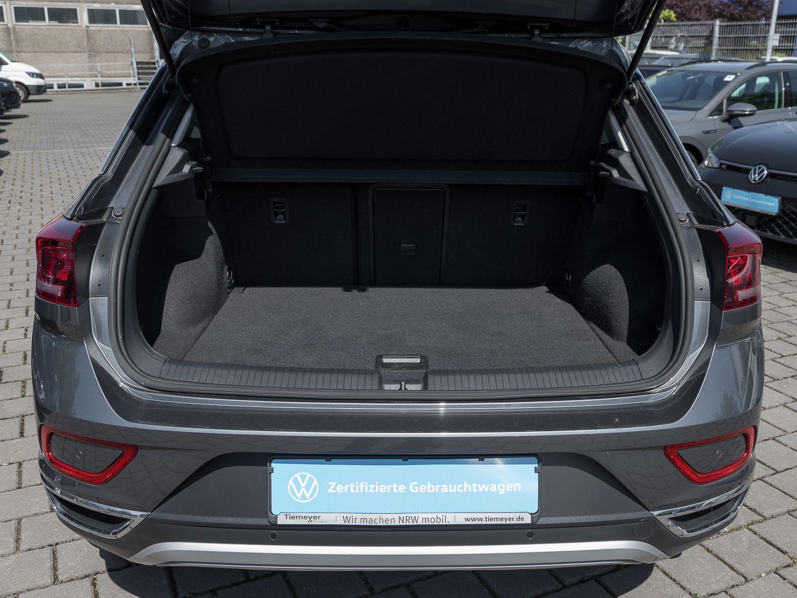 Volkswagen T-Roc 2.0 TDI STYLE - Samsaru's Car Outlet