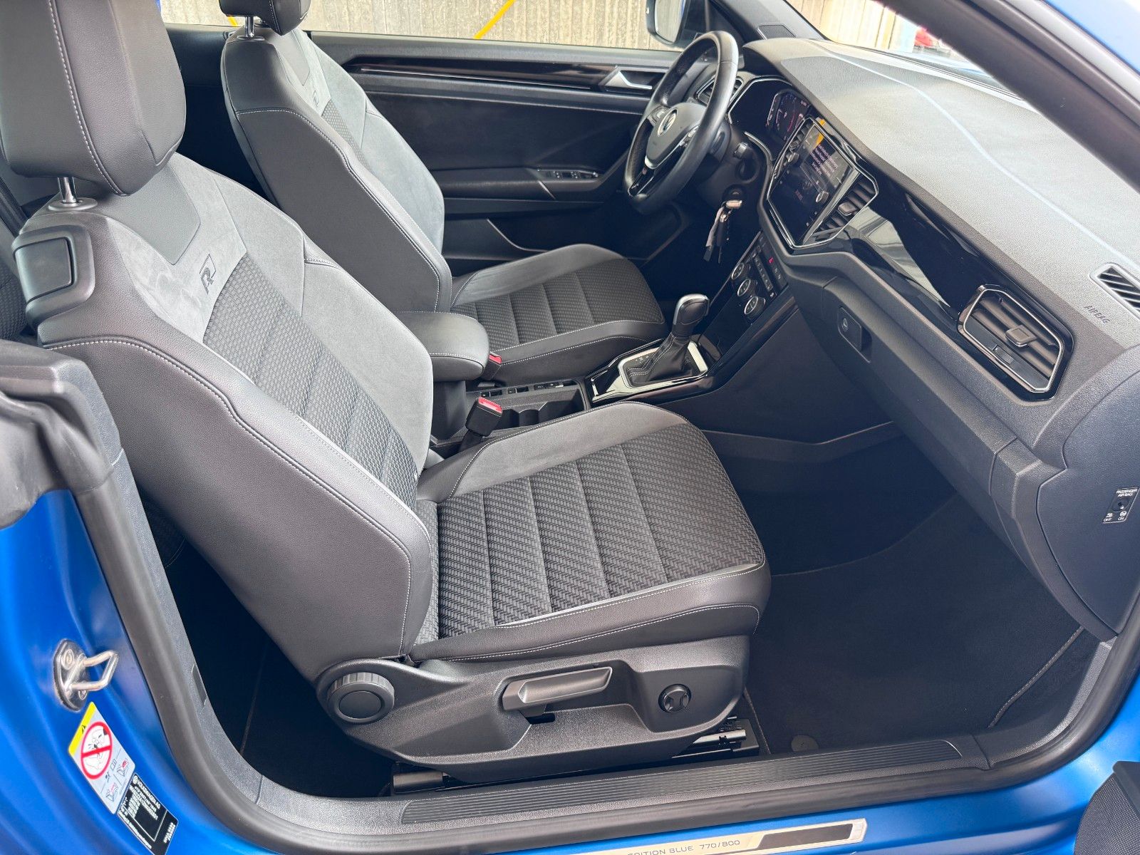 Volkswagen T-Roc R-Line Edition - Samsaru's Car Outlet