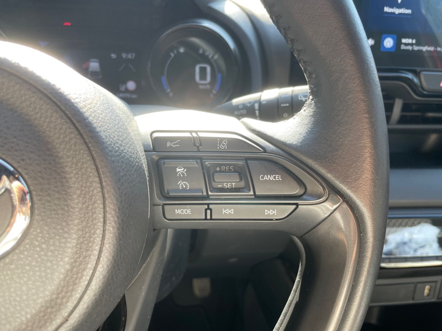 Toyota Yaris Hybrid 1.5 Style *LED*HUD*Navi*Teilleder*