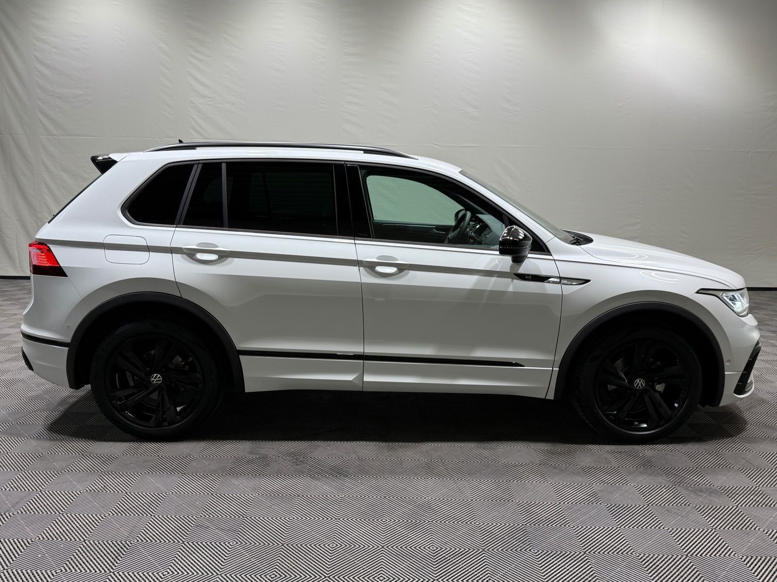 Volkswagen Tiguan R-Line 1.5 TSI DSG - Samsaru's Car Outlet