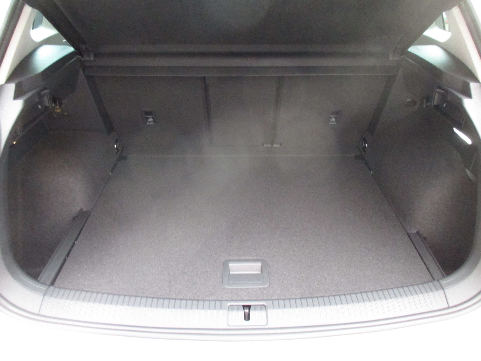 Volkswagen Tiguan 1.5 TSI DSG Life - Samsaru's Car Outlet
