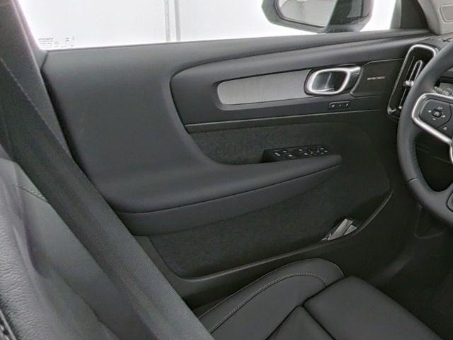 Volvo XC40 Plus Dark B4 20''LM Pano 360kam AHK Harman