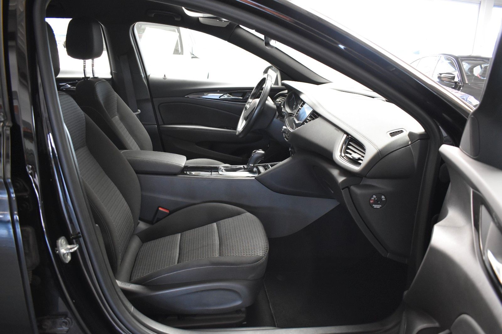 Opel Insignia B Sports Tourer Business - Samsaru's Car Outlet