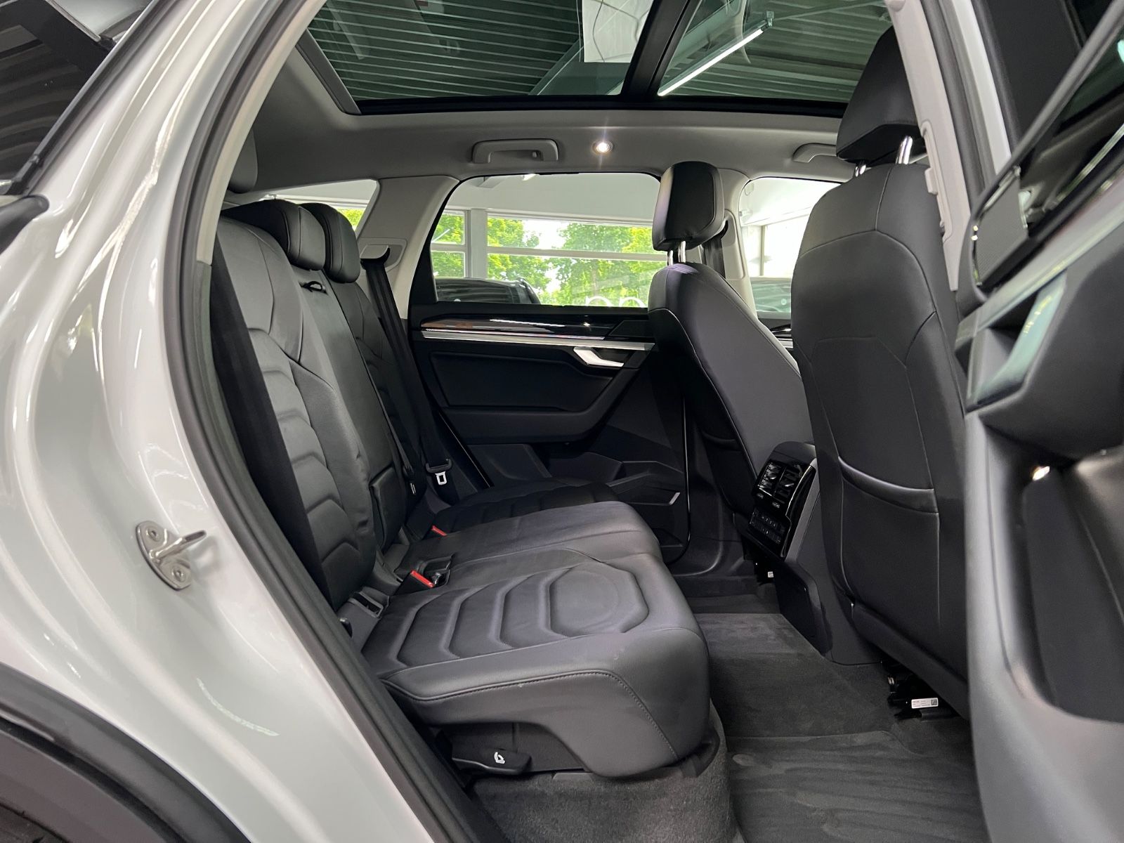 Volkswagen Touareg 3.0 TSI Elegance 4Motion eHybrid - Samsaru's Car Outlet