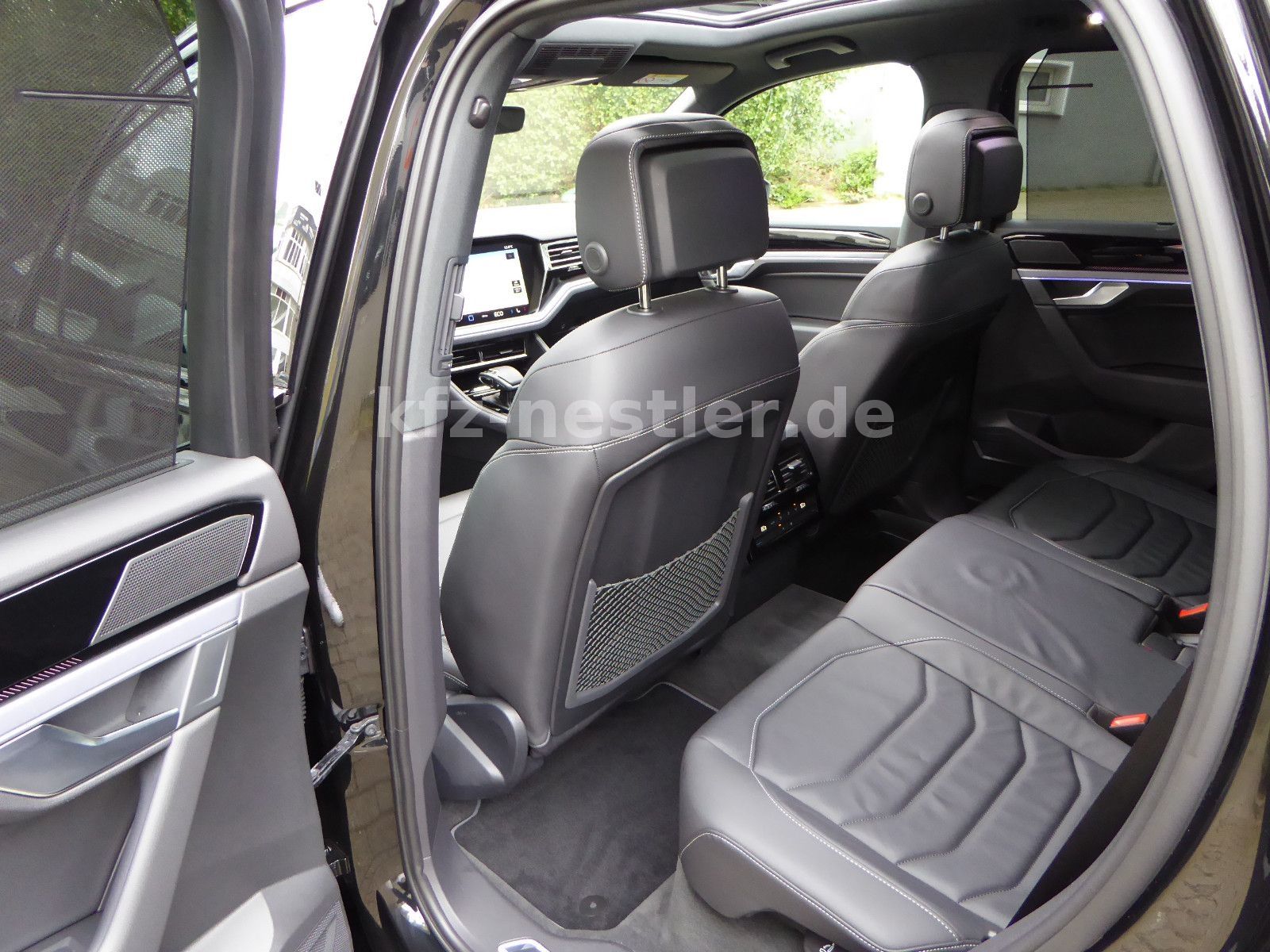 Volkswagen Touareg R eHybrid - Samsaru's Car Outlet