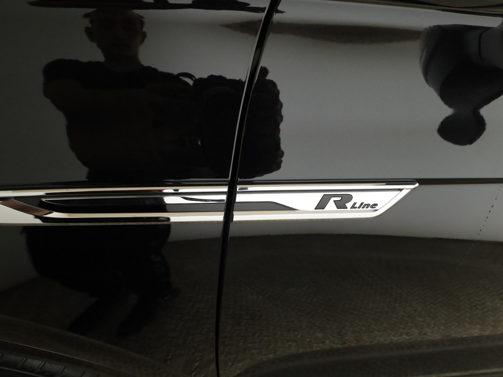 Volkswagen Touareg 3.0 TDI R-Line 4M - Samsaru's Car Outlet