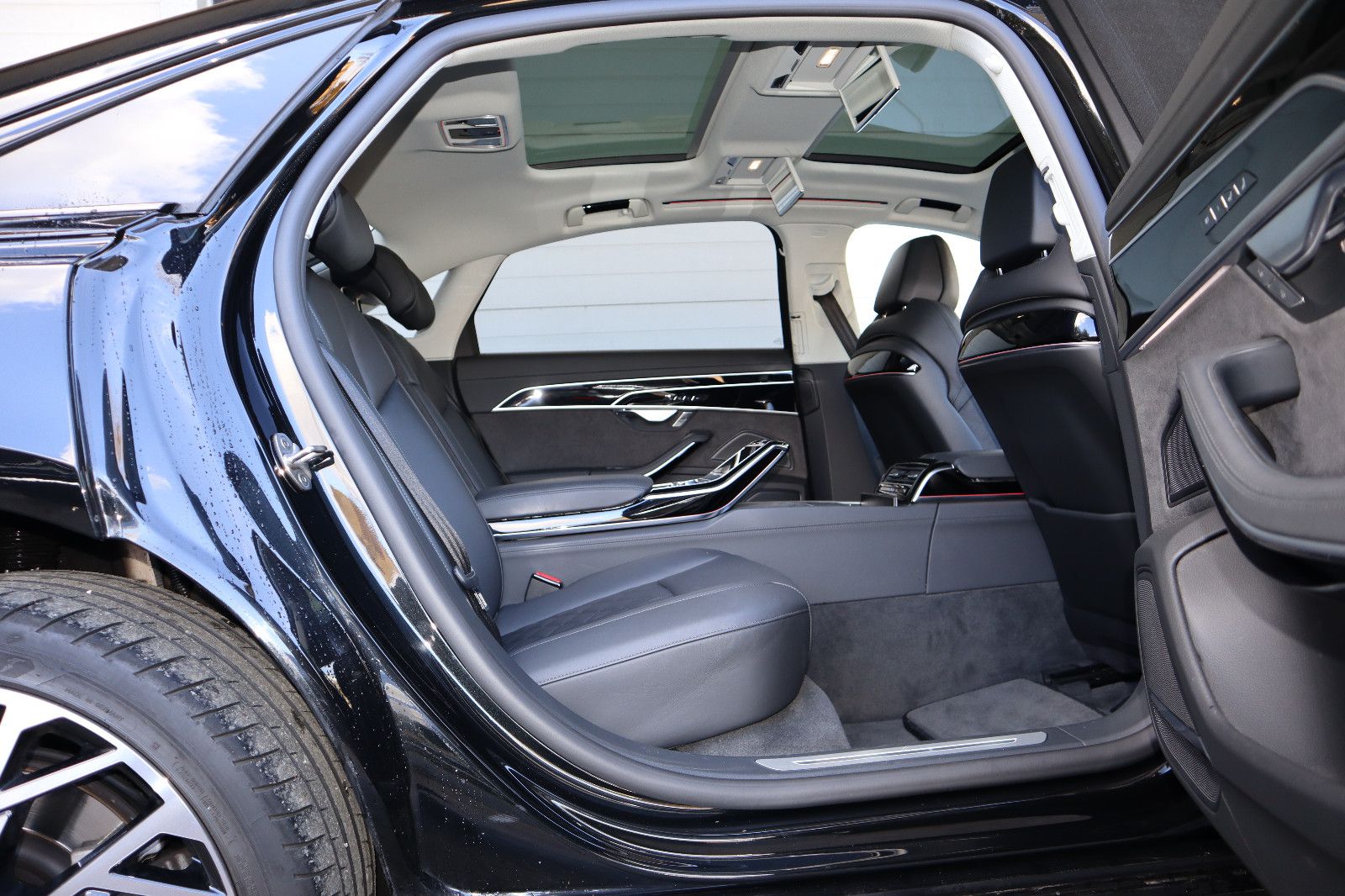 Audi A8L 55 TFSI lang exclusive S-Line - Samsaru's Car Outlet